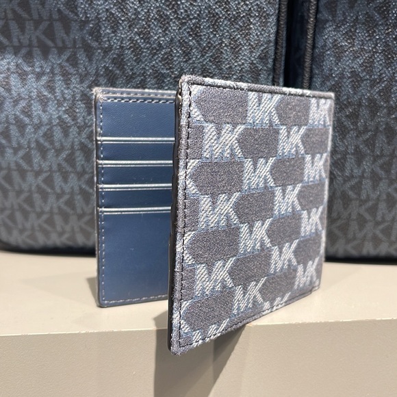 Michael Kors Men’s Women’s Cooper Logo Fabric Billfold Wallet Navy NWT
Unisex - Picture 2 of 16